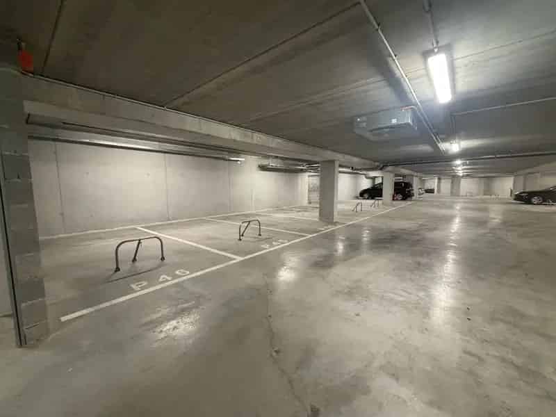 Garage en staanplaatsen te huur of te koop Neder Over Heembeek