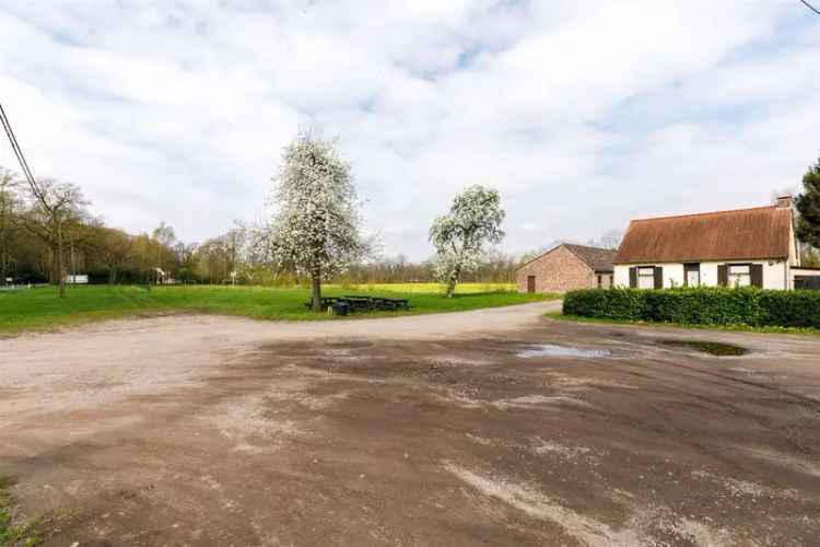 Af te breken woning met 1 hectare grond