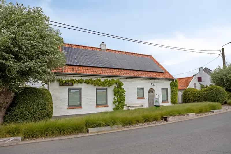 Landelijke woning te koop: gerenoveerd met grote tuin en bijgebouwen