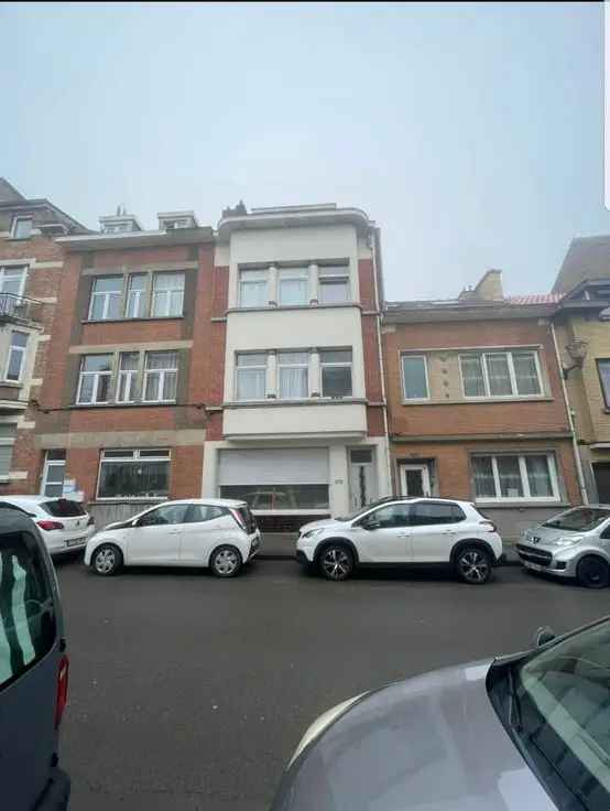 Huis te koop in Berchem-St-Agathe met 3 appartementen en een studio