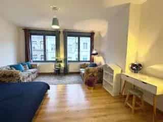 Ruime Studio in Brussel met 3 Bedden en Veel Licht