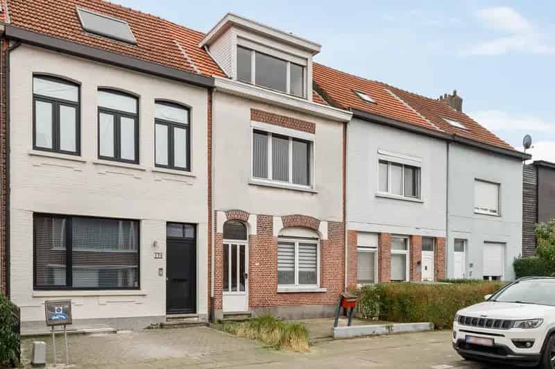 Huis te koop Schoten: 4 slaapkamers, tuin, renovatieproject