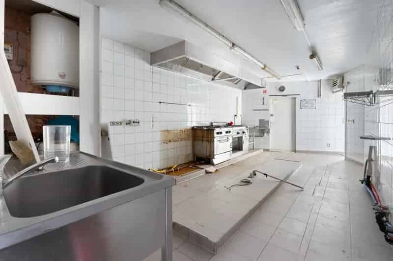 Ruime Woning Met Handelspand Te Koop De Panne