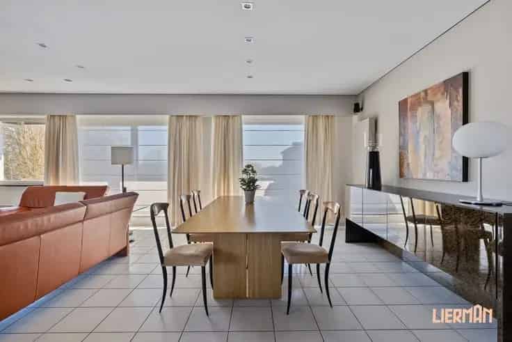 Ruime Villa met 5 Slaapkamers en Praktijkruimte Te Koop