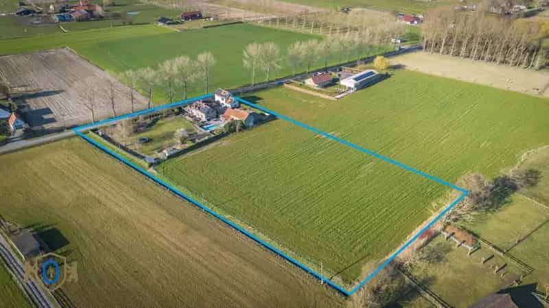 Landhuis te koop Damse Polders: privacy, zwembad en meerdere bijgebouwen