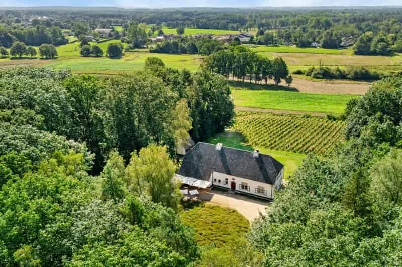 Landhuis met Paardenaccommodatie en Kantoor Te Heusden-Zolder