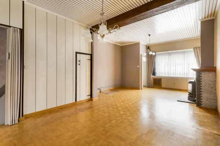 Te renoveren halfopen woning Hoevenen 1-2 slaapkamers