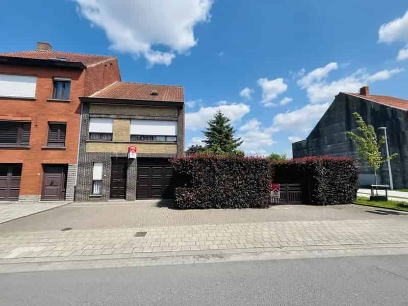 Ruime gezinswoning met diepe tuin te koop in Wevelgem