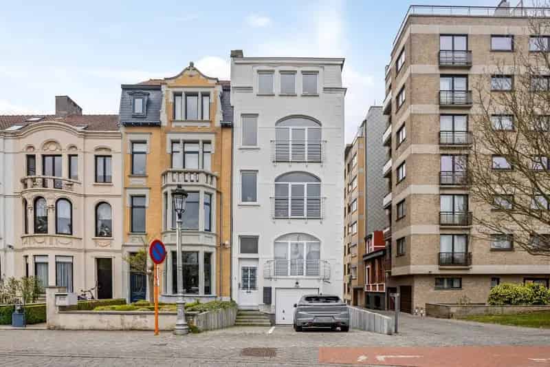 Ruime Garagebox met Oprit Parkeerplaats Gegeerde Ligging