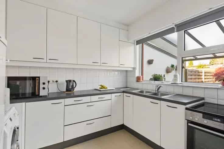 Huis Te Koop: Instapklare woning met 2 garages en tuin