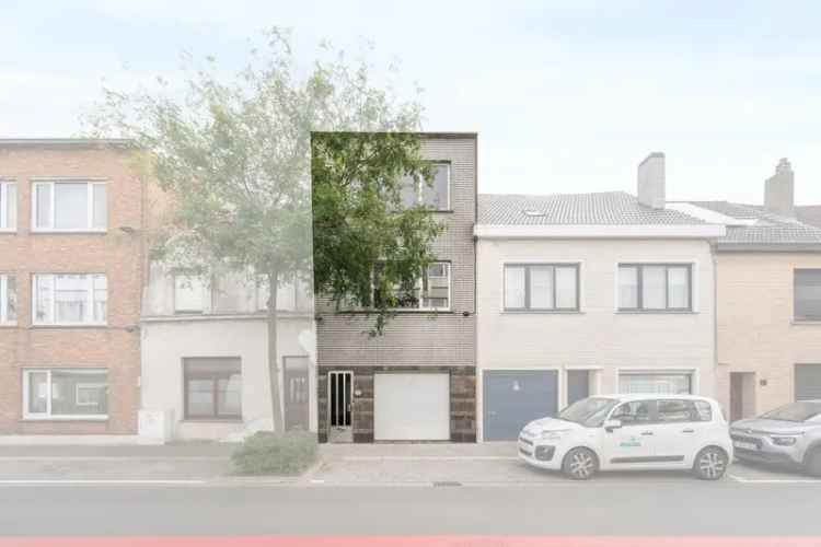 Ruime en lichtrijke woning met centrale ligging.