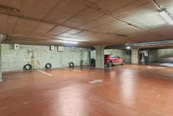 Te koop overdekte parkeerplaats in Sint-Niklaas met gunstige investering nabij Grote Markt