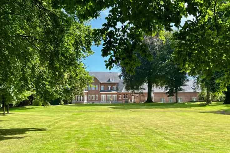 Huis Te Koop 6ha 43a: Villa met Zwembad Appartementen en Kantoren