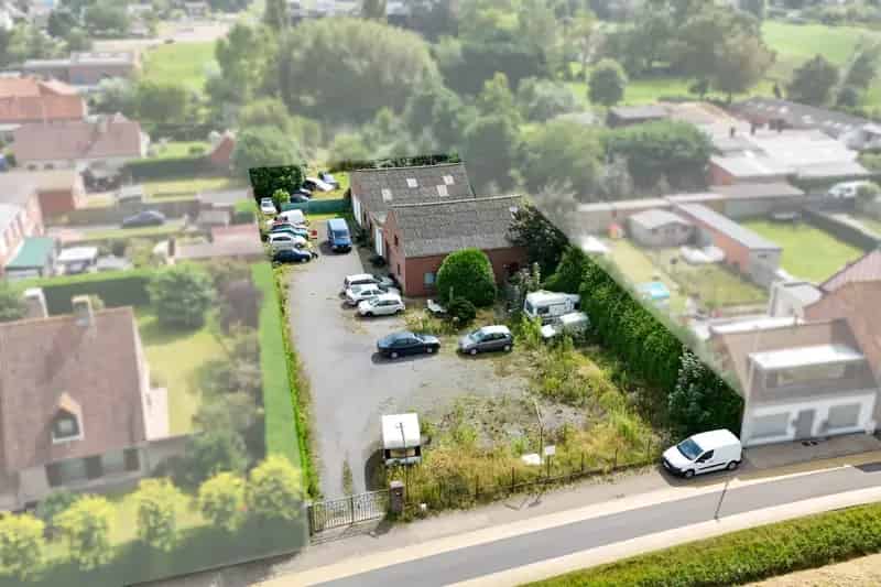 Te renoveren woning met loodsen te Oudenburg