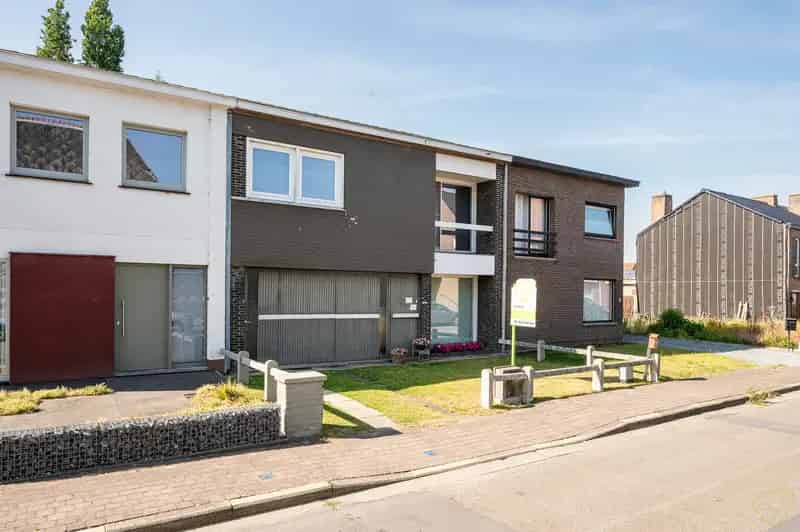 Huis te Huur Bassevelde: Te renoveren gezinswoning met tuin