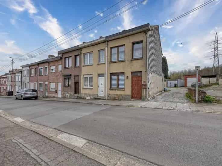 Huis Te Koop: Renovatieproject met Tuin en Garage