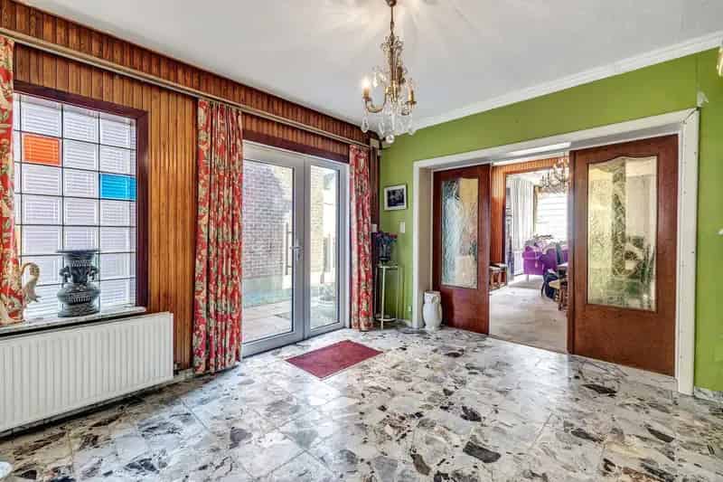Te renoveren woning met garage en tuin
