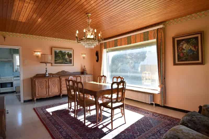 Gezinswoning op een perceel van 1244 m² met 4 slaapkamers, zonnige tuin en dubbele garage te koop in Ooigem/Wielsbeke