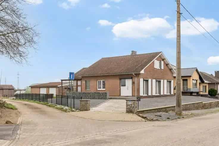 Huis Te Koop Val-Meer: Ruime gezinswoning met verzicht
