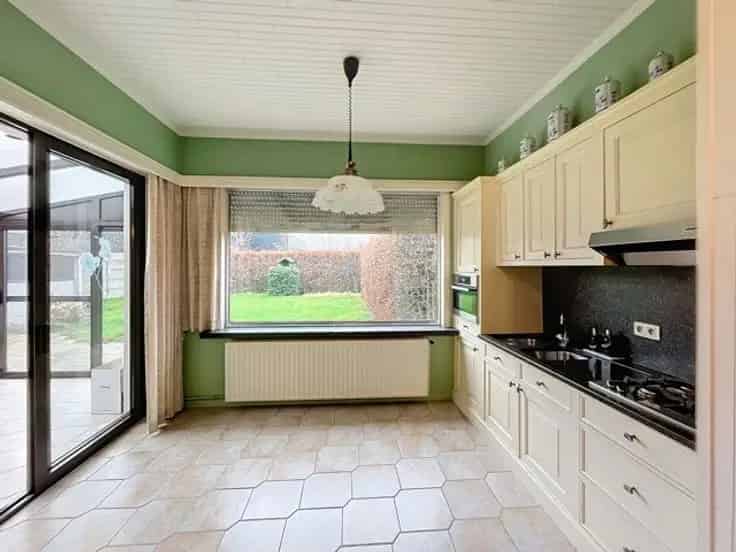 Huis Te Koop: Op te frissen woning met tuin en garage