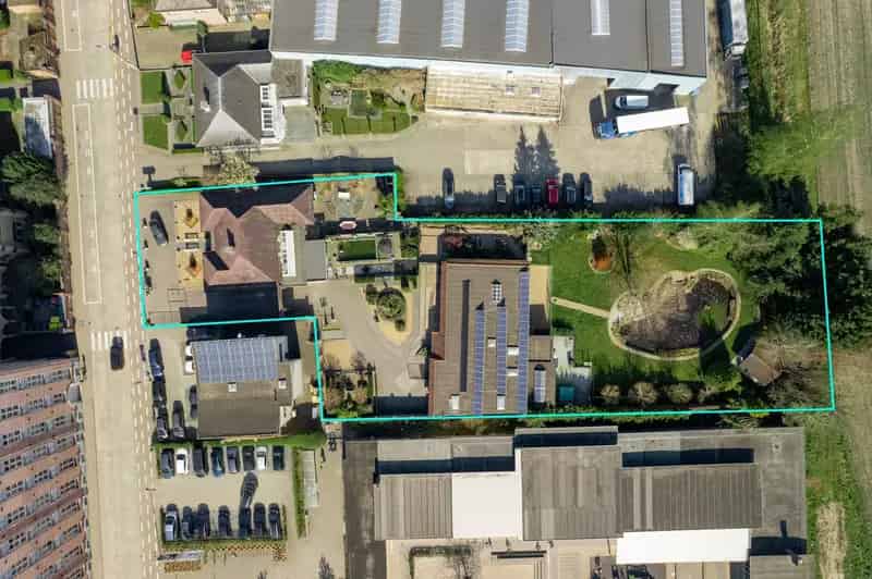 Huis te huur met handelspanden en industriegrond