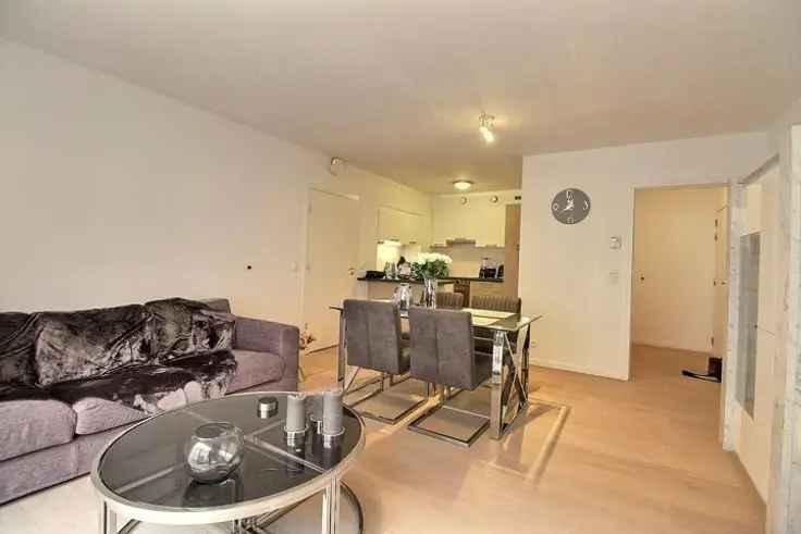 Appartement te koop in Europese wijk met terras en parking