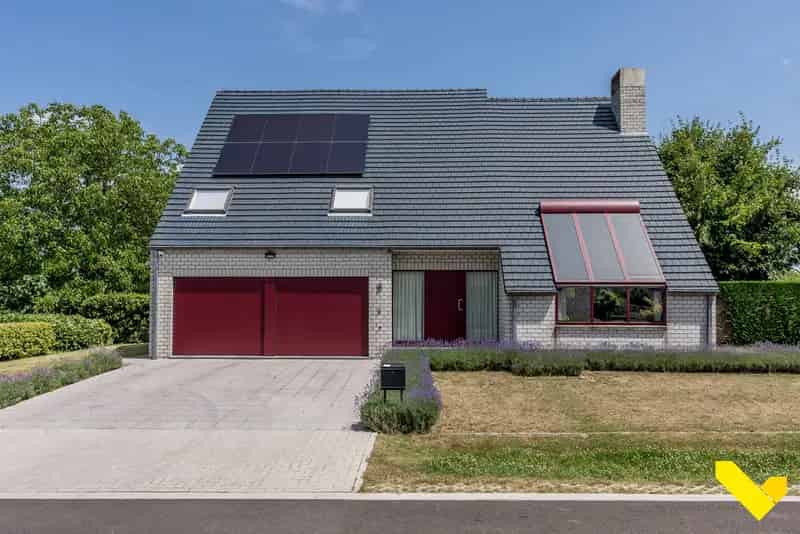 Ruime gezinswoning met zwembad en dubbele garage te huur