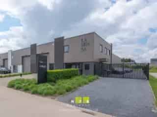 Industrie te koop Dilsen-Stokkem 730m² bedrijfshal 121m² woning