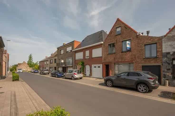 Huis Te Koop Oostkamp: Ruime 3 Slaapkamers, Tuin, Bijgebouw