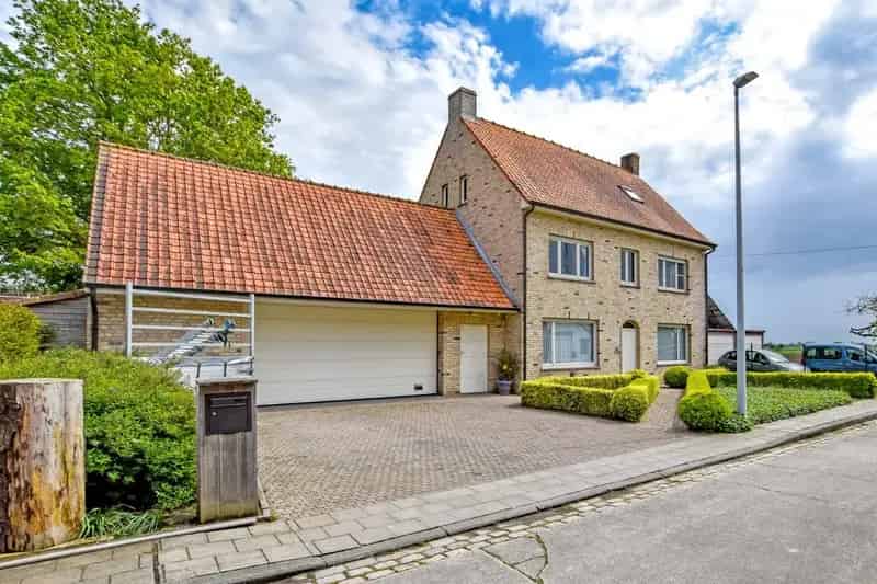 Ruime gezinswoning met 5 slaapkamers en dubbele garage te Lo-Reninge