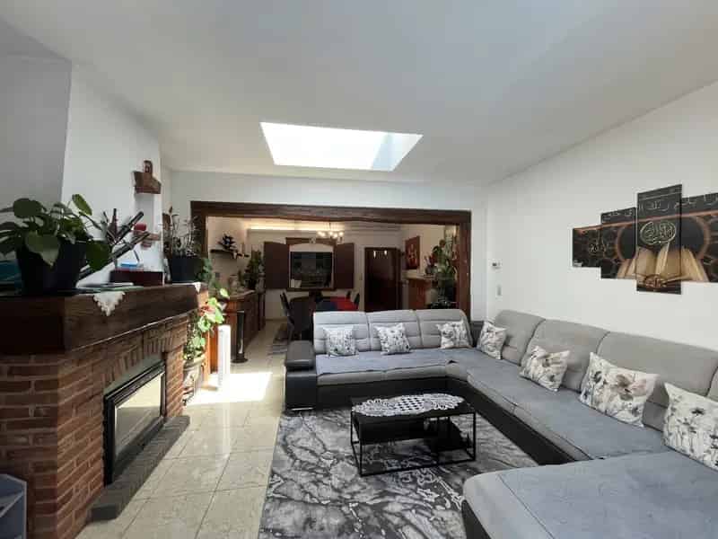 4 Slaapkamers Huis Te Koop Nabij Station