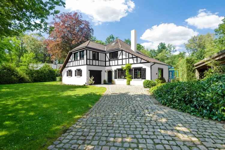 Op te frissen villa met zwembad op een aangenaam en zongericht perceel van 1720 m² op de grens van Zoersel / Schilde!