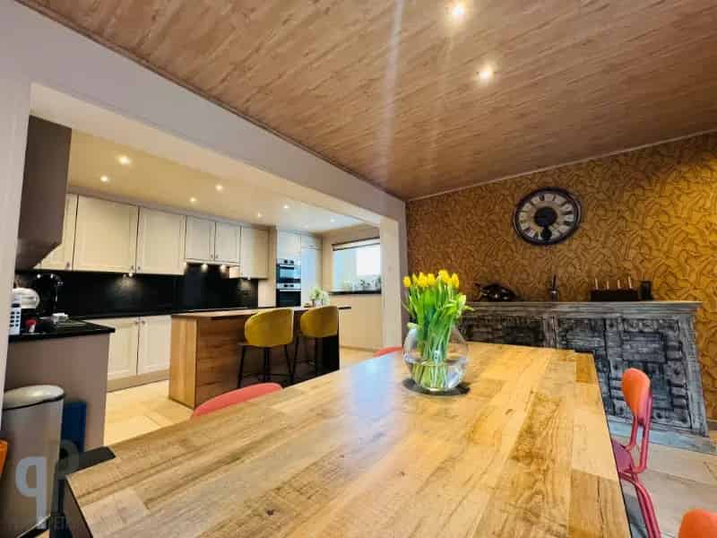 Huis te huur: Vernieuwde woning met 3 slaapkamers en garage