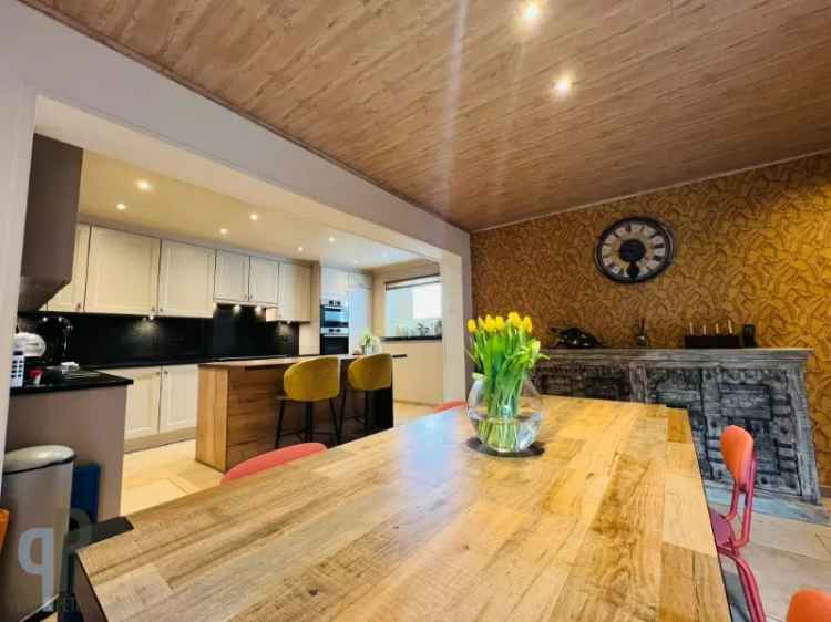 Huis te huur: Vernieuwde woning met 3 slaapkamers en garage
