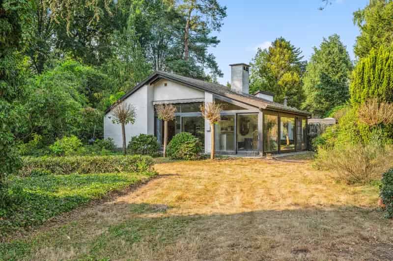 Te renoveren villa met grote tuin en bijgebouwen