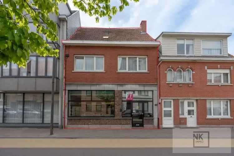 Zeer centraal gelegen handelspand met woning te Arendonk.