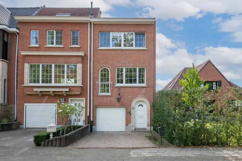 Halfopen Bel-Etage te Koop: Garage, 2 slaapkamers, Tuin
