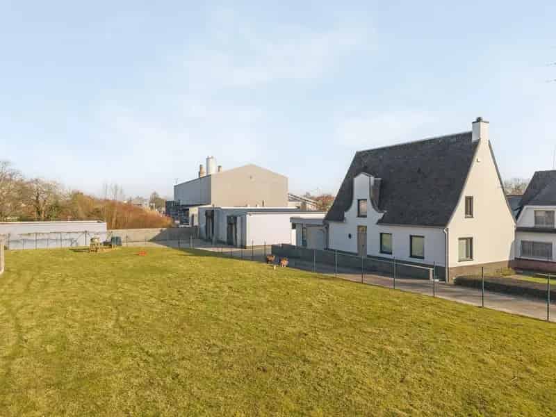 Vrijstaande woning met kantoor loods garage en bouwgrond