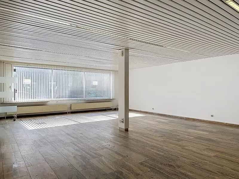 Ruim Kantoor Met Parkeerplaatsen Te Huur