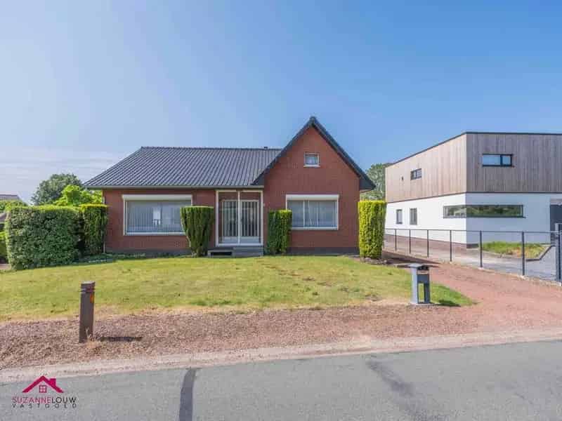 Vrijstaande woning te renoveren met dubbele garage