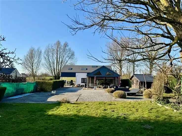 Villa te koop: Ruime gerenoveerde villa met studio en garages