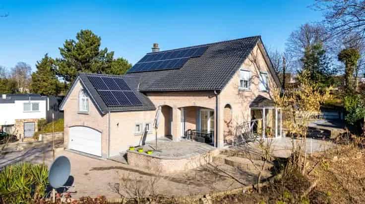 Huis Te Koop met Fotovoltaische Panelen en Dubbele Beglazing
