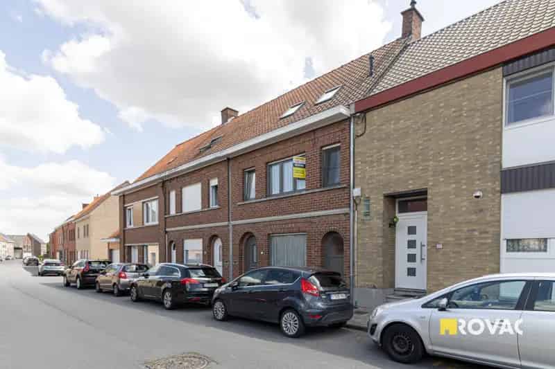 Gerenoveerde Rijwoning te Izegem met Tuin en Garage