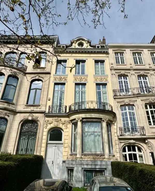 Te koop appartement met potentieel in Brussel met 8 eenheden