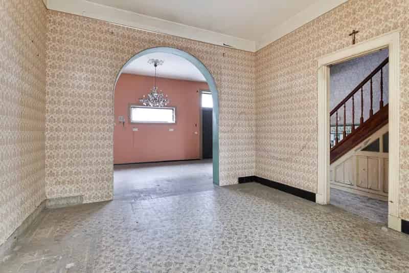 Te renoveren woning met zeer grote garage !