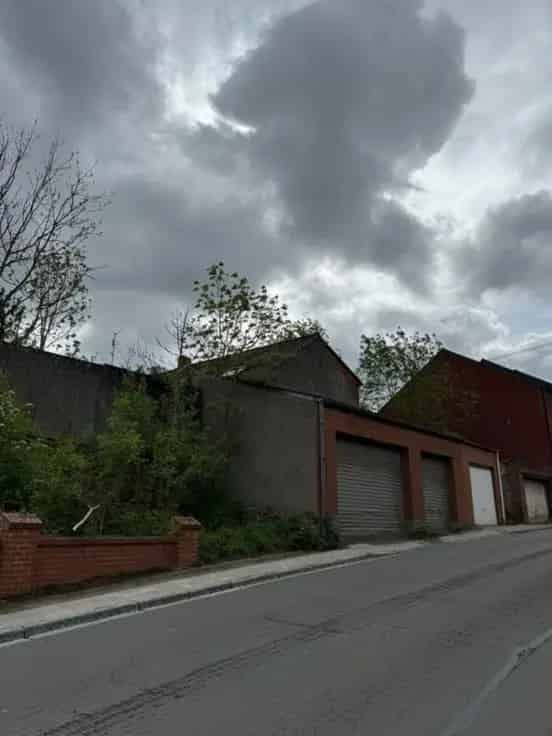 Huis Te Koop Volledige Renovatie Nodig 2 Garages Tuin