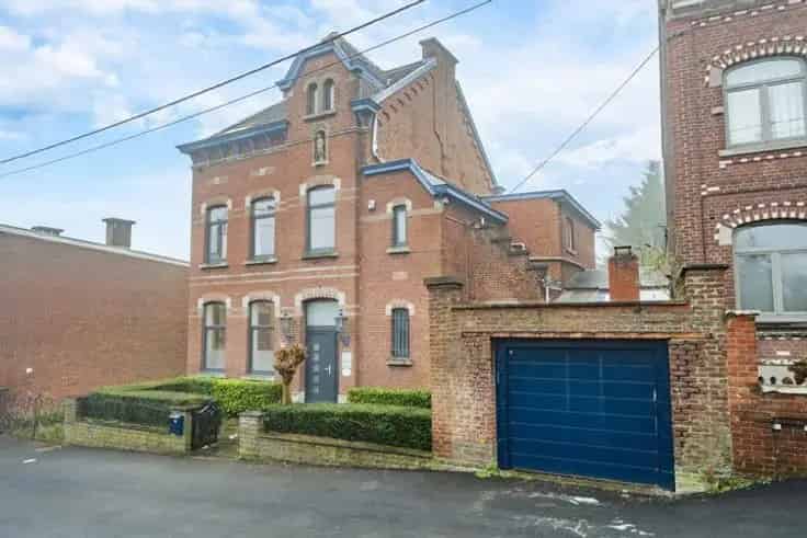 Huis Te Koop: Charmante 1912 woning met tuin en garages