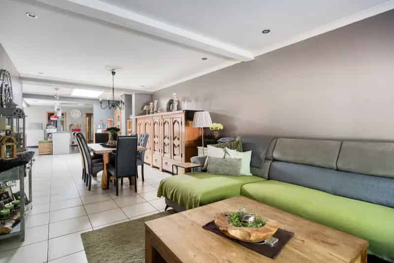 Huis te huur: Vernieuwde woning met garage en tuin
