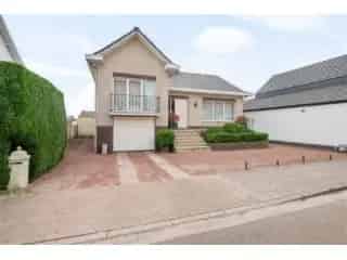 Huis te Koop Gierle - Ruime Splitlevelwoning met Garage en Tuin