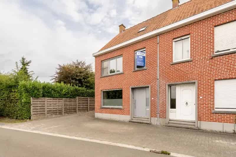 Landelijk Wonen: Gerenoveerde Woning met Grote Loods en Tuin
